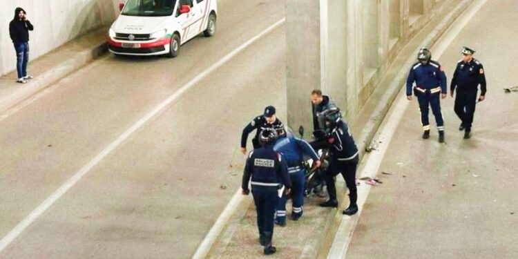 سائق دراجة نارية يفارق الحياة متأثرا بحادث سير تحت نفق مركز الحليب