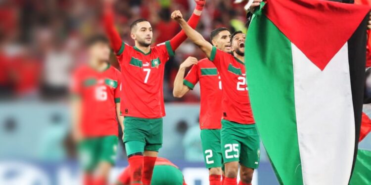 حكيم زياش يتبرع لسكان غزة بنحو 300 ألف وجبة 