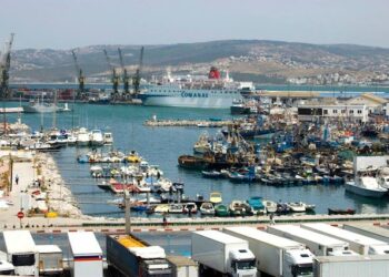 ميناء الجزيرة الخضراء.. تحذيرات نقابية من تدهور الأوضاع وسط فوضى لوجستية ومعاناة بشرية