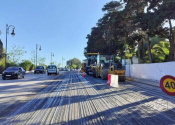 شاب بريطاني يسخر من إنجاز أشغال الطرق كما هو الحال في طنجة..