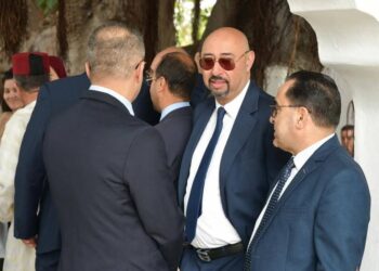 ظهور منير ليموري يرتدي النظارات الشمسية بعد غياب طويل