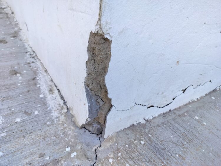 تشققات خطيرة بإقامات "الراحة" بطنجة تهدد سلامة السكان 
