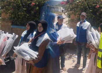 المجتمع المدني باكزناية يوزع ملابس على المعوزين ومحافظ على التلاميذ