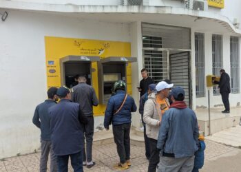 زبناء البريد بنك بطنجة ينتظرون التفاتة المدير العام التويمي بنجلون