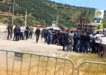 مزارعو "الكيف" في بني زروال يحتجون بعد حرمانهم من مستحقاتهم رغم التقنين