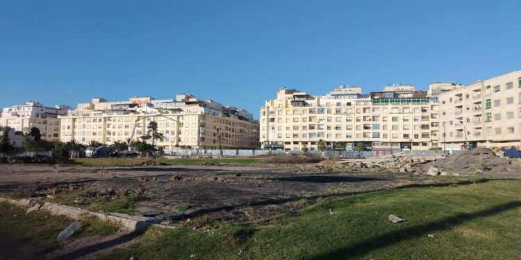 طنجة.. سكان حي مسنانة ينتفضون ضد تسييج فضاء عمومي وتحويله لمشروع إسمنتي