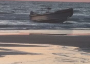 استنفار أمني وعسكري بعد جنوح قارب “فانطوم” مخصص لتهريب المخدرات بشاطئ سيدي قاسم بطنجة