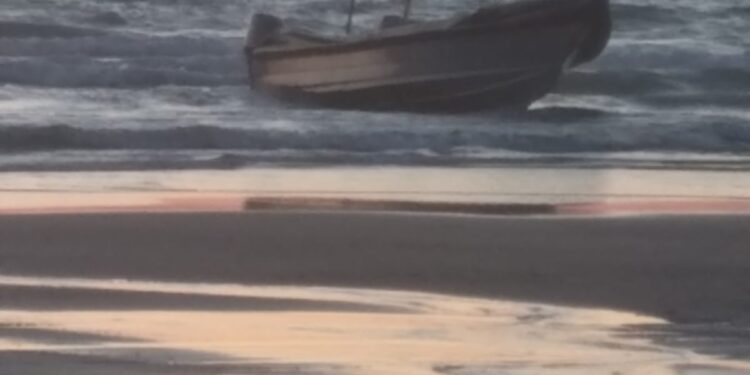 استنفار أمني وعسكري بعد جنوح قارب “فانطوم” مخصص لتهريب المخدرات بشاطئ سيدي قاسم بطنجة