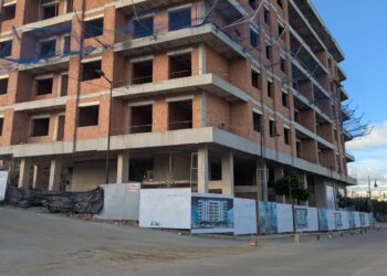 أشغال بناء عمارة قريبة من الشارع تحجب الرؤية عن ملعب طنجة