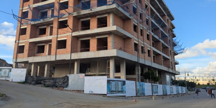 أشغال بناء عمارة قريبة من الشارع تحجب الرؤية عن ملعب طنجة