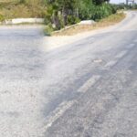 طريق جديدة تنهار قبل أن يجفّ إسفلتها.. والسلطات ساكنة بلا حراك