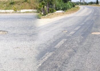 طريق جديدة تنهار قبل أن يجفّ إسفلتها.. والسلطات ساكنة بلا حراك