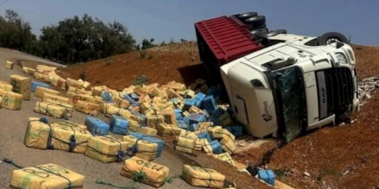 انقلاب شاحنة محملة بالمخدرات ضواحي الرباط والحصيلة أطنان من الحشيش