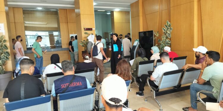 شجارات يومية واحتقان متزايد.. نقص الموارد البشرية بمكاتب التصديق بطنجة يرهق المرتفقين