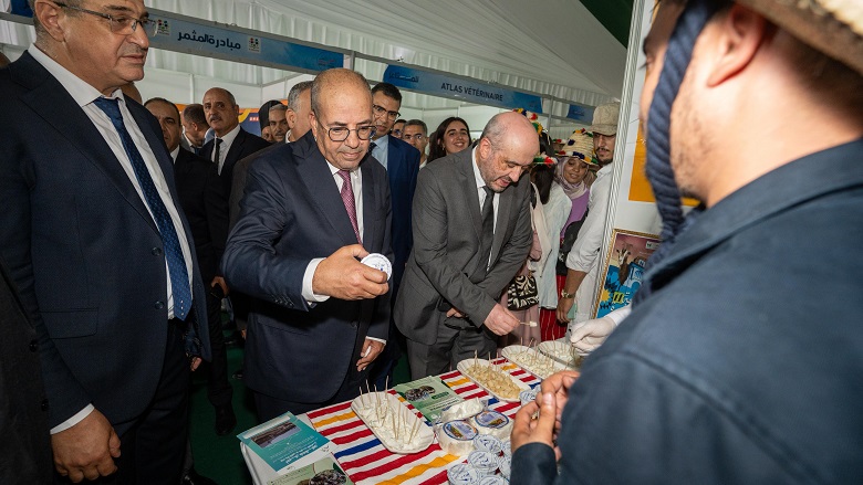 الوزير يعاين منتوج تعاونية مختصة في صناعة أجبان الماعز