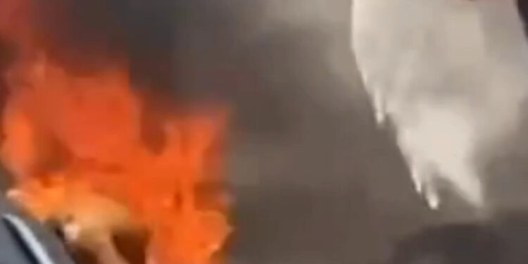 أربعيني يُضرم النار في جسده بسبب خلاف مع شركائه