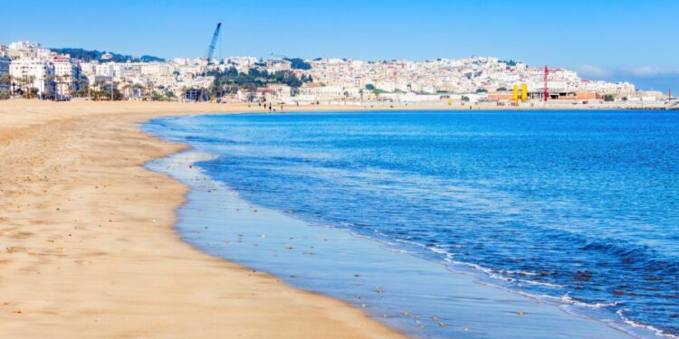اللواء الأزرق يُرفرف فوق 28 شاطئا بالمغرب صيف 2025 من بينها شواطئ طنجة