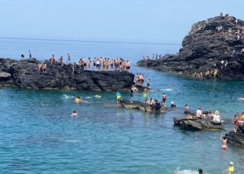 شاطئ تارغة يُغري المصطافين مبكرا صيف 2025