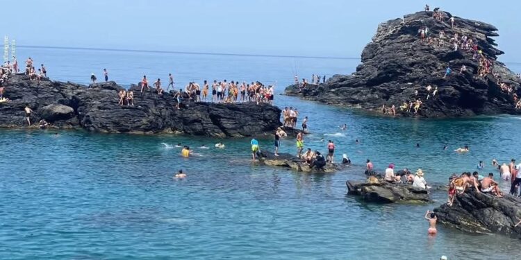 شاطئ تارغة يُغري المصطافين مبكرا صيف 2025