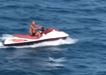 ظهور الملك محمد السادس على جيتسكي في شاطئ كابو ميكرو بتطوان