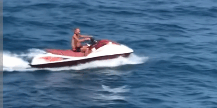 ظهور الملك محمد السادس على جيتسكي في شاطئ كابو ميكرو بتطوان