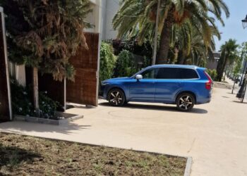 طنجة.. الأرصفة تتحول إلى مواقف عشوائية تعرّض الراجلين للخطر وسط غياب الردع