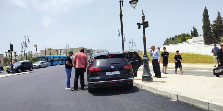 والي جهة طنجة يباغت أوراش الأشغال بشارع هارون الرشيد خلال جولة تفقدية مفاجئة