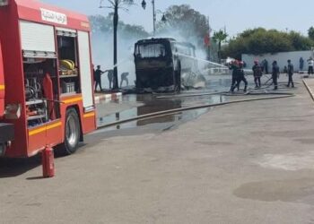 احتراق حافلة بالعرائش يفضح أزمة النقل الحضري… والحزب الاشتراكي الموحد يحمل السلطات المسؤولية