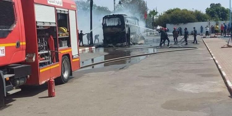 احتراق حافلة بالعرائش يفضح أزمة النقل الحضري… والحزب الاشتراكي الموحد يحمل السلطات المسؤولية