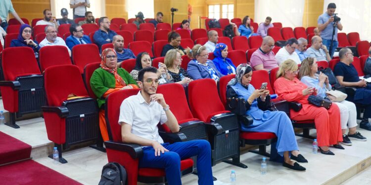 منتخبو مقاطعة طنجة المدينة ينتقدون شركات “عمال الشينكلا” و”عود الشطابة”