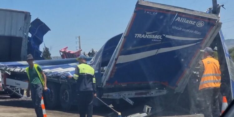 حادث مروري يوقف حركة السير لساعات في مدخل طنجة ويثير غضب مستعملي الطريق السيار