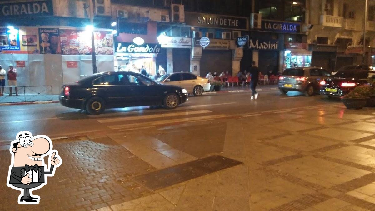 قبل تهيئة سور معݣازين حولت محلات بيع المأكولات الشارع إلى منطقة ممنوعة المرور وأغرقتها في الفوضى