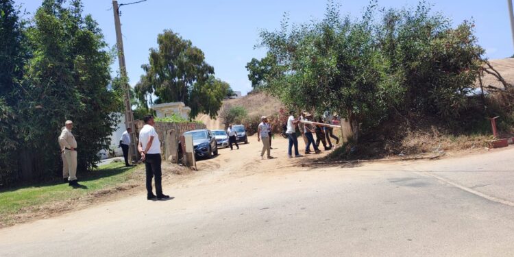 المضيق.. تدخل للسلطات المحلية لإزالة حاجز غير مرخص من طريق عمومية