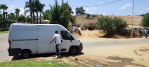 المضيق.. تدخل للسلطات المحلية لإزالة حاجز غير مرخص من طريق عمومية