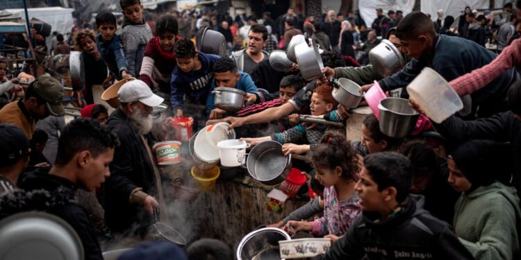 رئيس مجلي النواب الأمريكي يكشف التواطؤ مع إسرائيل في سياسة تجويع غزة