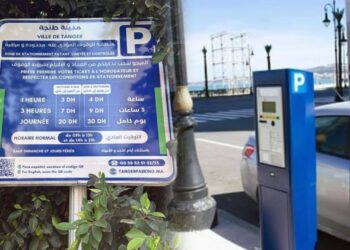 طنجة تنهي مجانية التوقف بعدد من الشوارع الحيوية وتحدد تسعيرة جديدة لتنظيم "الباركينغ"