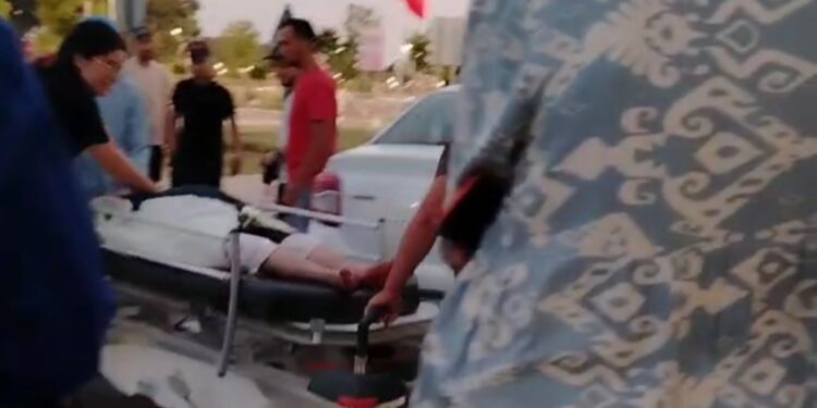 وفاة مسنة في سيارة أمام المستشفى الجامعي بسبب تأخر نقلها على كرسي متحرك