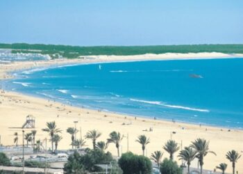طنجة تتزين باللواء الأزرق تأكيدا لجودة شواطئها الساحلية