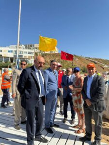 طنجة تتزين باللواء الأزرق تأكيدا لجودة شواطئها الساحلية