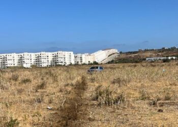 في حالة سكر.. سيارة تنحرف وتصعد فوق المدار الكبير بالمدينة الجديدة اكزناية