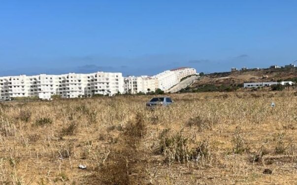 في حالة سكر.. سيارة تنحرف وتصعد فوق المدار الكبير بالمدينة الجديدة اكزناية