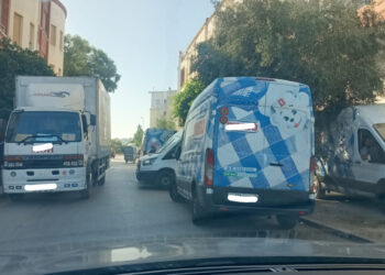 عربات توزيع السلع في مركز “بيم” التجاري تُعطّل الطريق