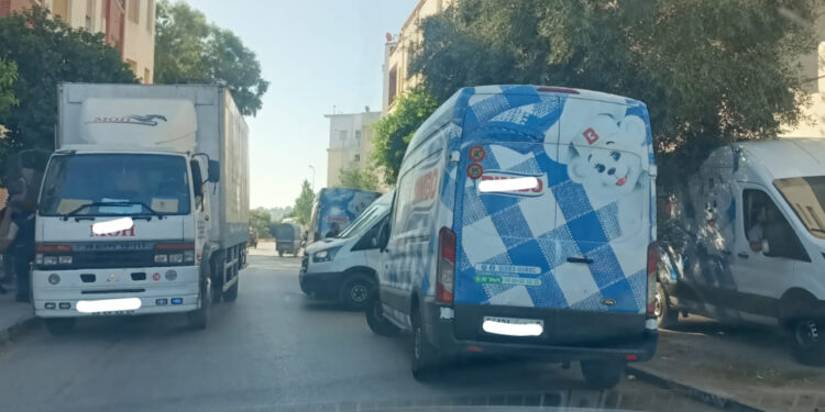 عربات توزيع السلع في مركز “بيم” التجاري تُعطّل الطريق