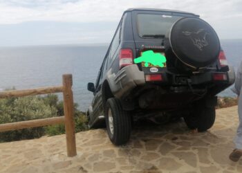 سيارة تحمل ترقيمًا أجنبيًا تنحرف عن مسارها وتصطدم بسور منتزه كاب سبارتيل