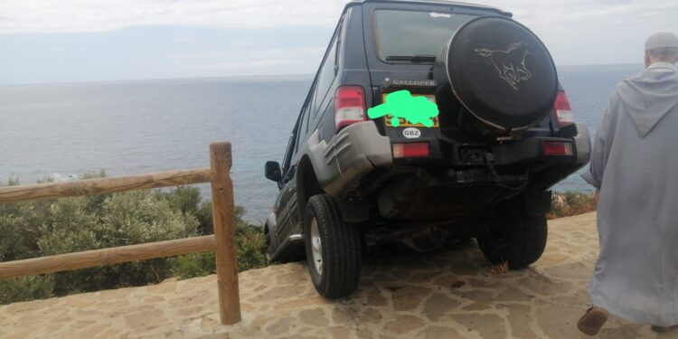 سيارة تحمل ترقيمًا أجنبيًا تنحرف عن مسارها وتصطدم بسور منتزه كاب سبارتيل