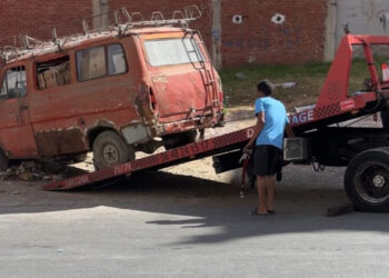 سلطات طنجة تنظف المدينة من السيارات المهملة