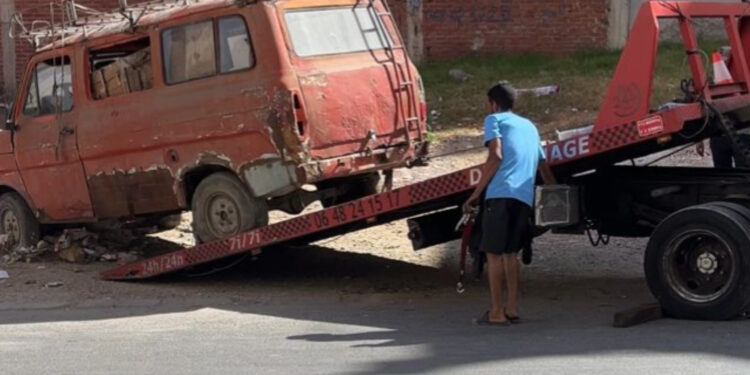 سلطات طنجة تنظف المدينة من السيارات المهملة