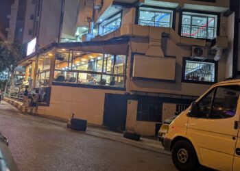 تغاضي واضح يثير الجدل عن صاحب مطعم يحتل الملك العمومي بالكامل