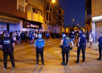 الشرطة الإسبانية تدفع بتعزيزات أمنية نحو إقليم مورسيا بعد ليلتين من العنف بين المهاجرين المغاربة والسكان المحليين