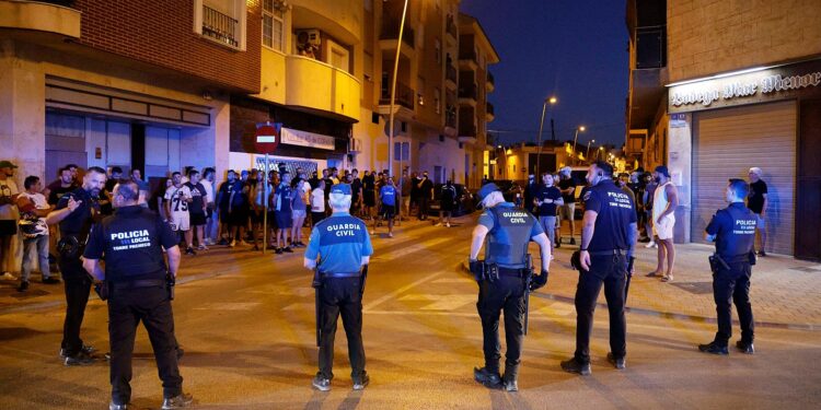 الشرطة الإسبانية تدفع بتعزيزات أمنية نحو إقليم مورسيا بعد ليلتين من العنف بين المهاجرين المغاربة والسكان المحليين
